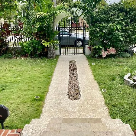 Entire Private Beautiful 2 Bedroom Plus Den House With Gated Front&Back Yard And Free Parking 10Min Drive To Miami Beach Extérieur photo