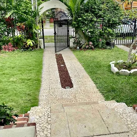 Entire Private Beautiful 2 Bedroom Plus Den House With Gated Front&Back Yard And Free Parking 10Min Drive To Miami Beach Extérieur photo