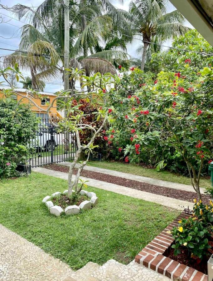 Entire Private Beautiful 2 Bedroom Den House With Gated Front&back Yard And Free Parking 10min Drive To * Miami