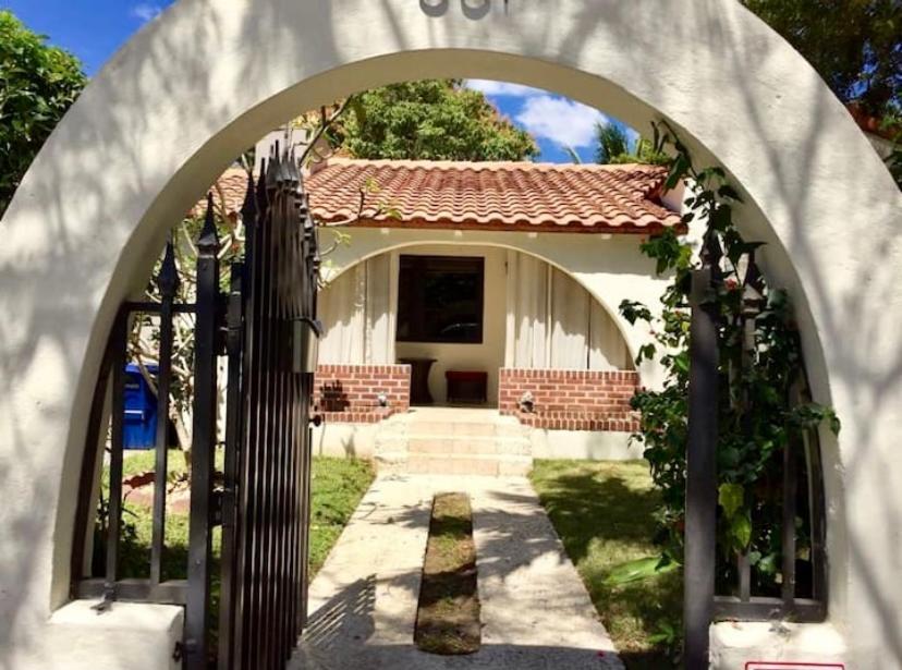 Entire Private Beautiful 2 Bedroom Den House With Gated Front&back Yard And Free Parking 10min Drive To Miami