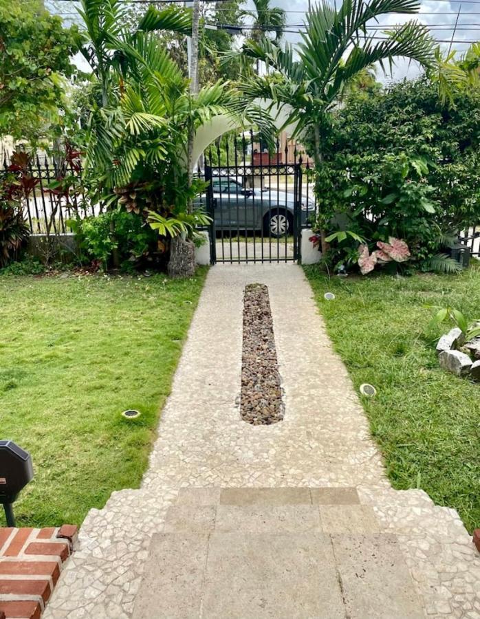 Hébergement de vacances Entire Private Beautiful 2 Bedroom Den House With Gated Front&back Yard And Free Parking 10min Drive To *
