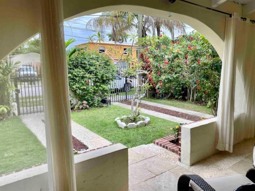 Hébergement de vacances Entire Private Beautiful 2 Bedroom Den House With Gated Front&back Yard And Free Parking 10min Drive To Miami
