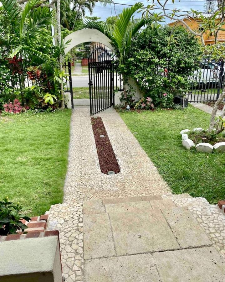 Entire Private Beautiful 2 Bedroom Den House With Gated Front&back Yard And Free Parking 10min Drive To Hébergement de vacances