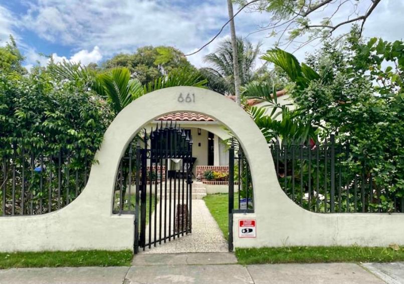 Entire Private Beautiful 2 Bedroom Den House With Gated Front&back Yard And Free Parking 10min Drive To Hébergement de vacances *