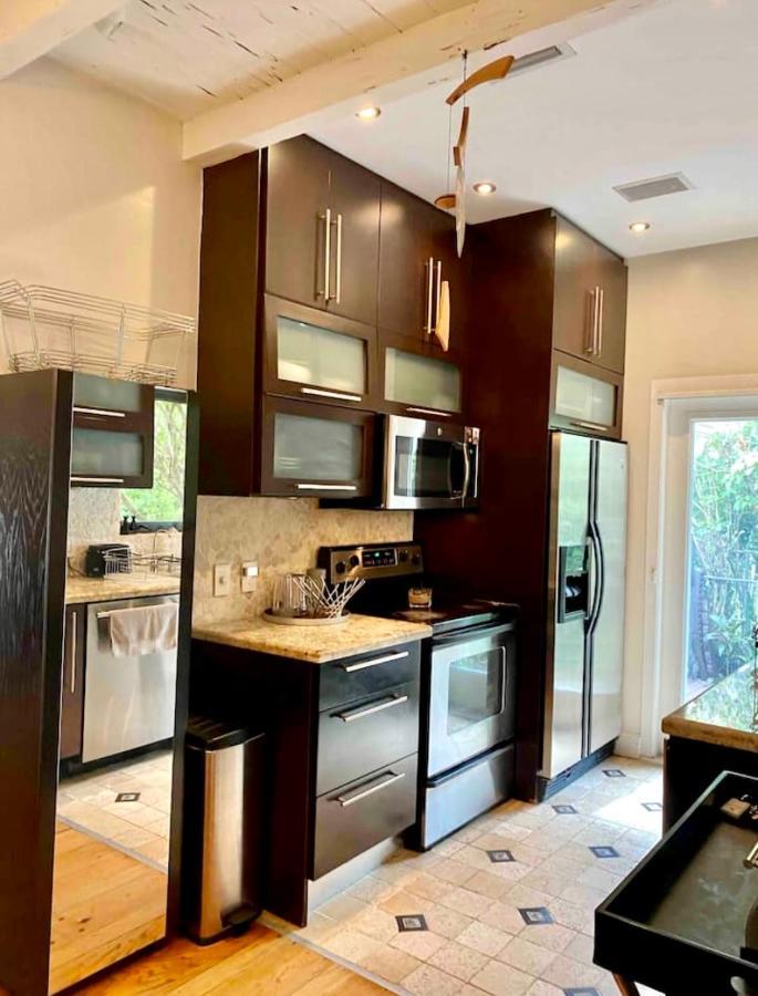 Entire Private Beautiful 2 Bedroom Den House With Gated Front&back Yard And Free Parking 10min Drive To *