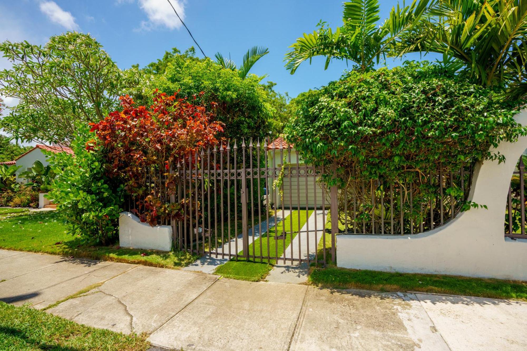 Entire Private Beautiful 2 Bedroom Den House With Gated Front&back Yard And Free Parking 10min Drive To Hébergement de vacances Miami
