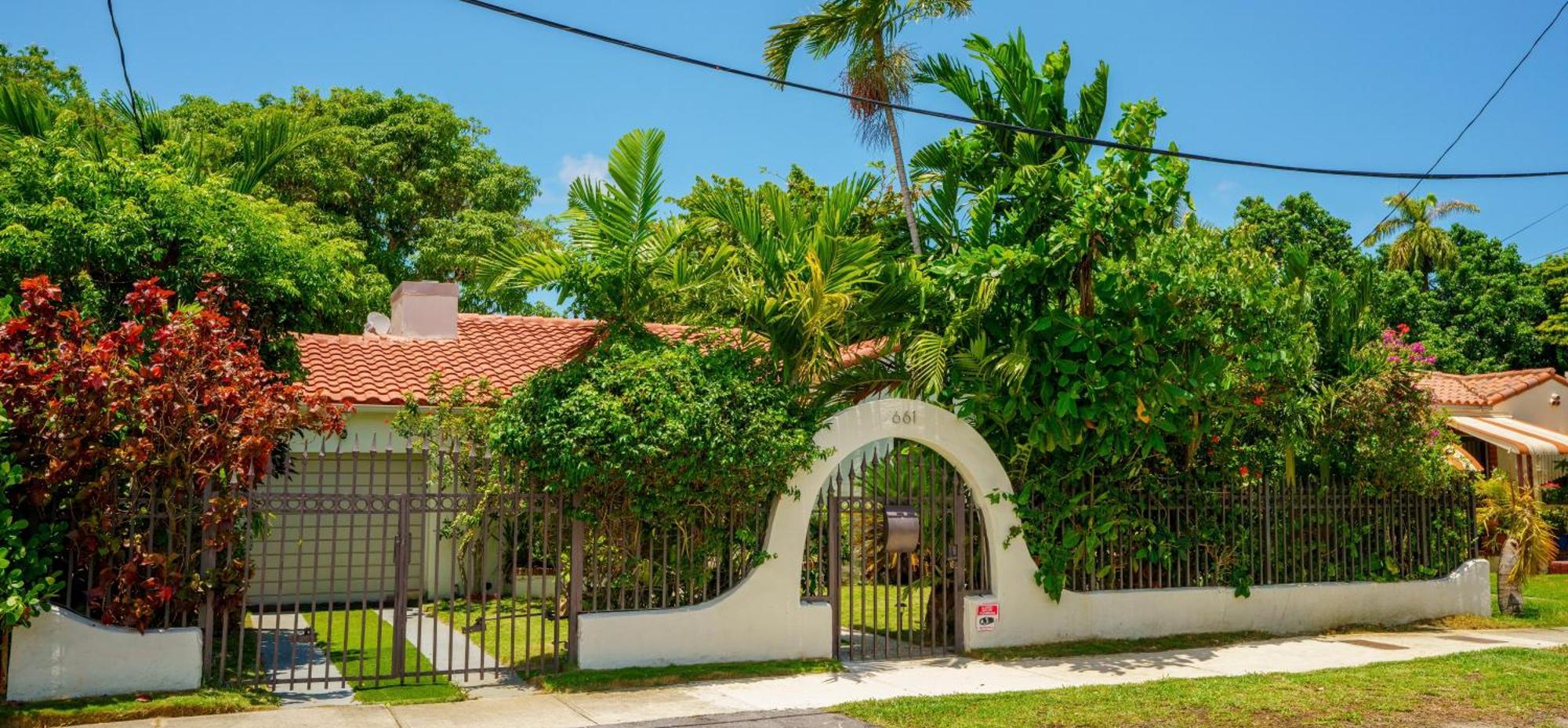 Hébergement de vacances Entire Private Beautiful 2 Bedroom Den House With Gated Front&back Yard And Free Parking 10min Drive To Miami