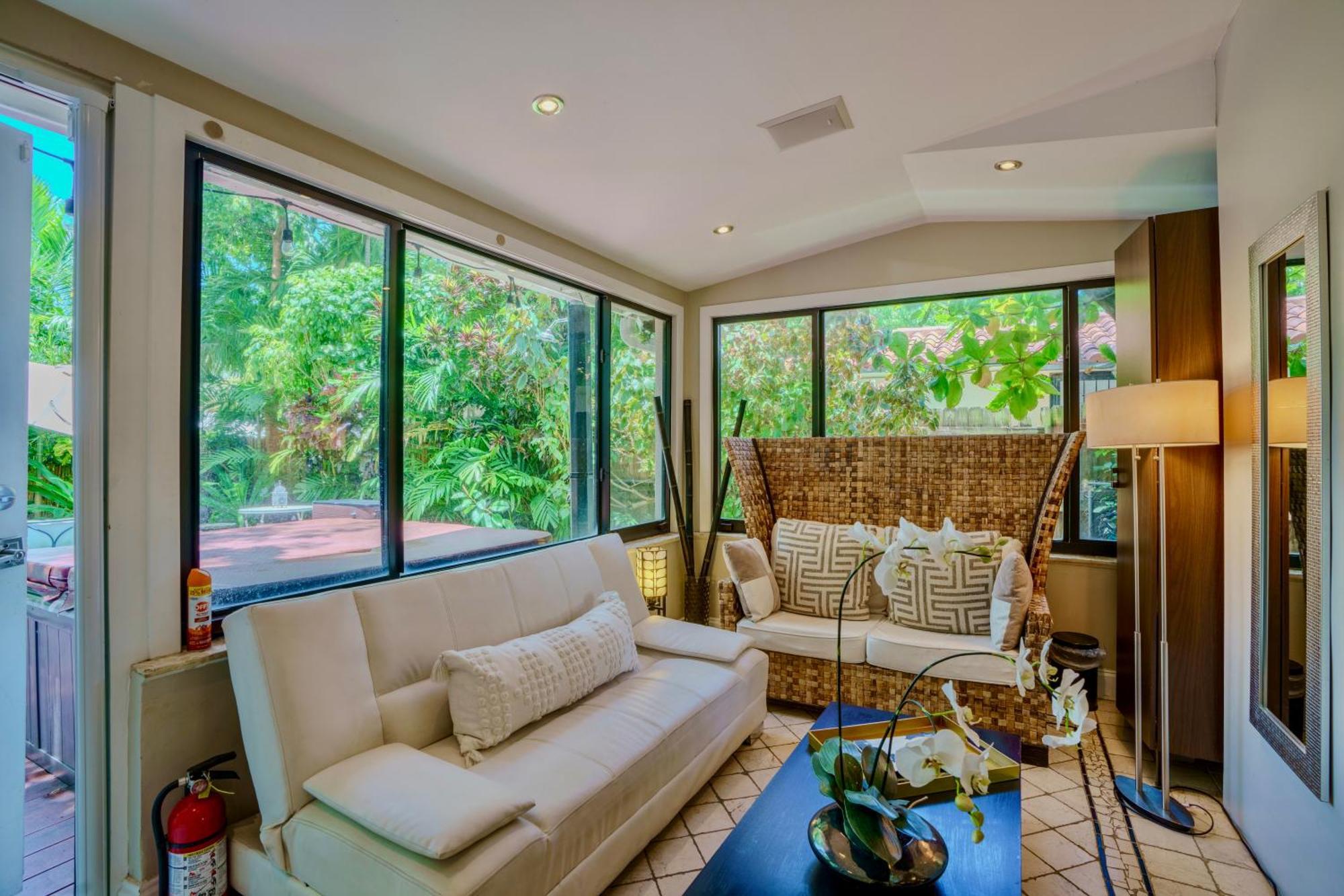 Entire Private Beautiful 2 Bedroom Den House With Gated Front&back Yard And Free Parking 10min Drive To Hébergement de vacances *