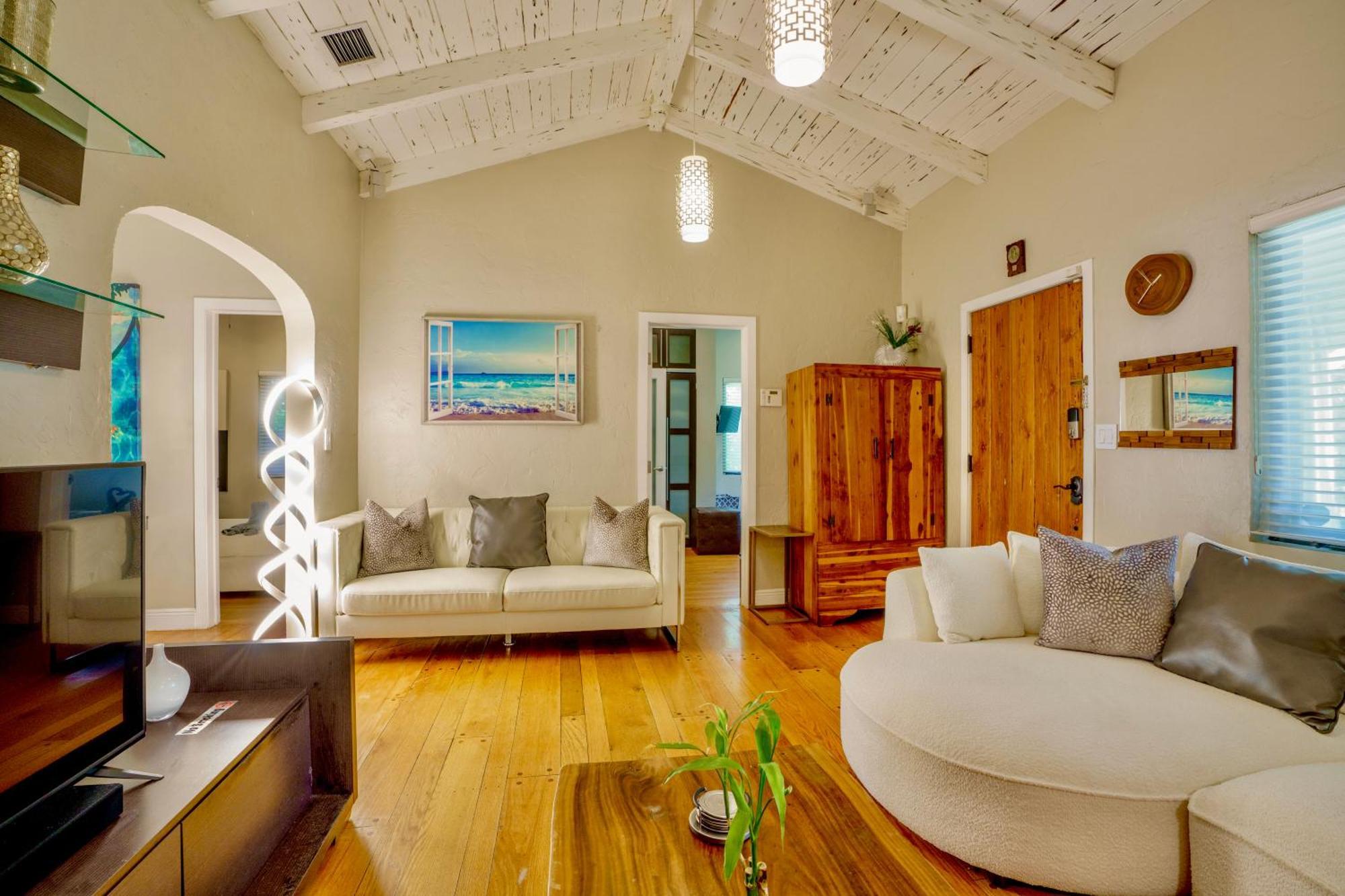 Entire Private Beautiful 2 Bedroom Den House With Gated Front&back Yard And Free Parking 10min Drive To * Miami