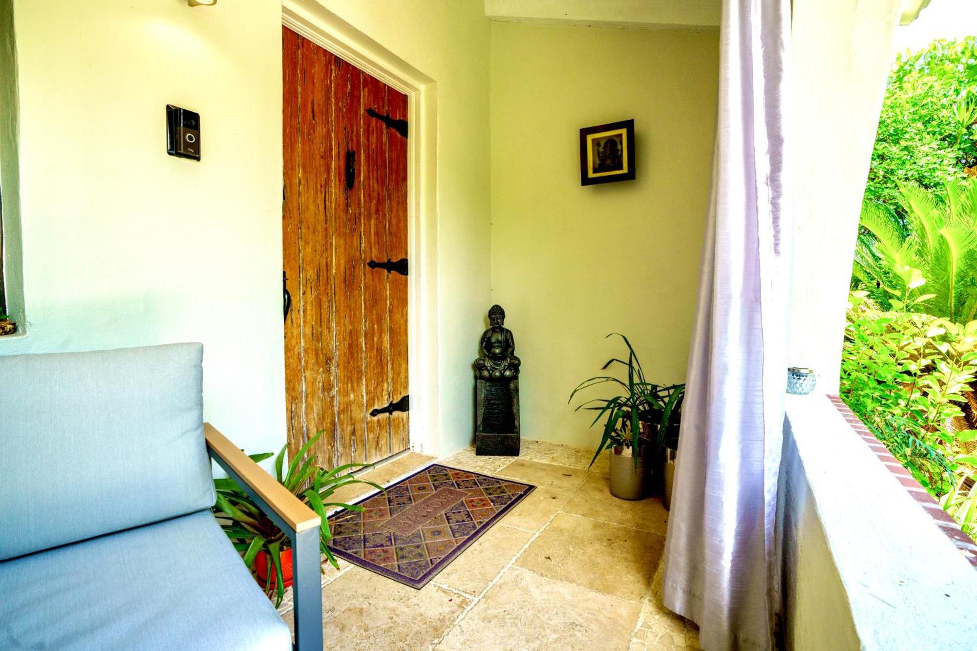 Entire Private Beautiful 2 Bedroom Den House With Gated Front&back Yard And Free Parking 10min Drive To Miami