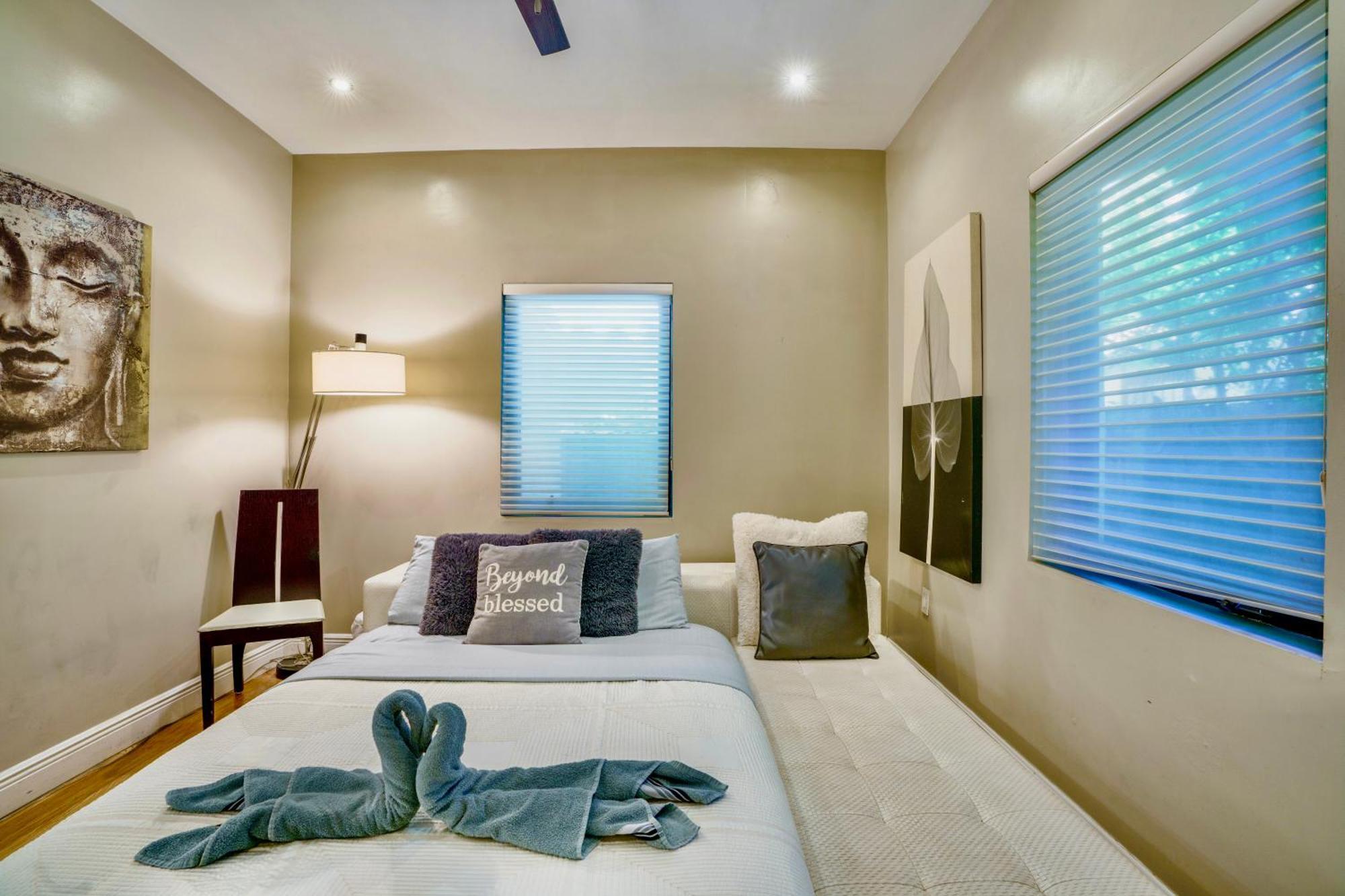Entire Private Beautiful 2 Bedroom Den House With Gated Front&back Yard And Free Parking 10min Drive To * Miami