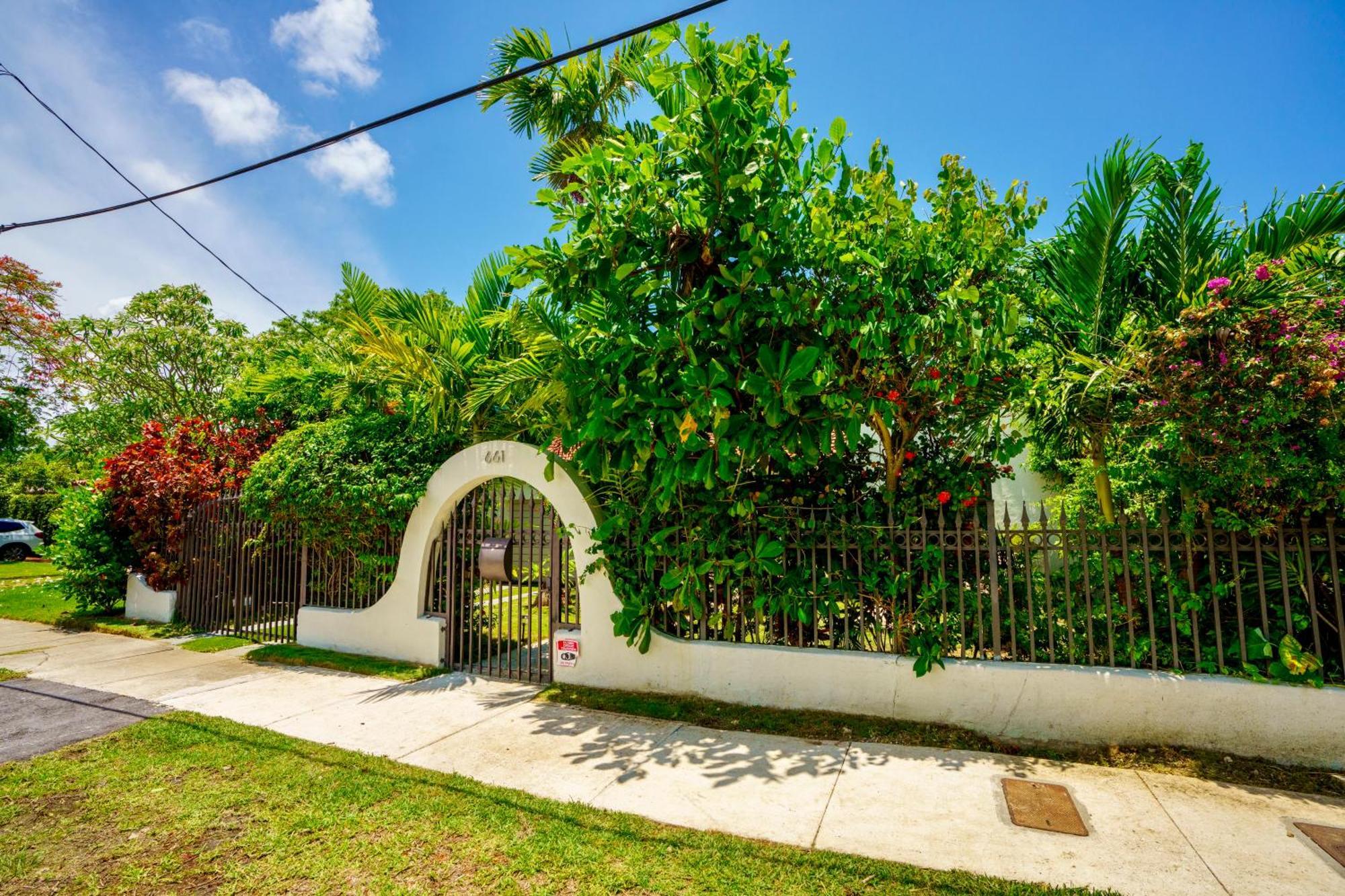 Entire Private Beautiful 2 Bedroom Den House With Gated Front&back Yard And Free Parking 10min Drive To