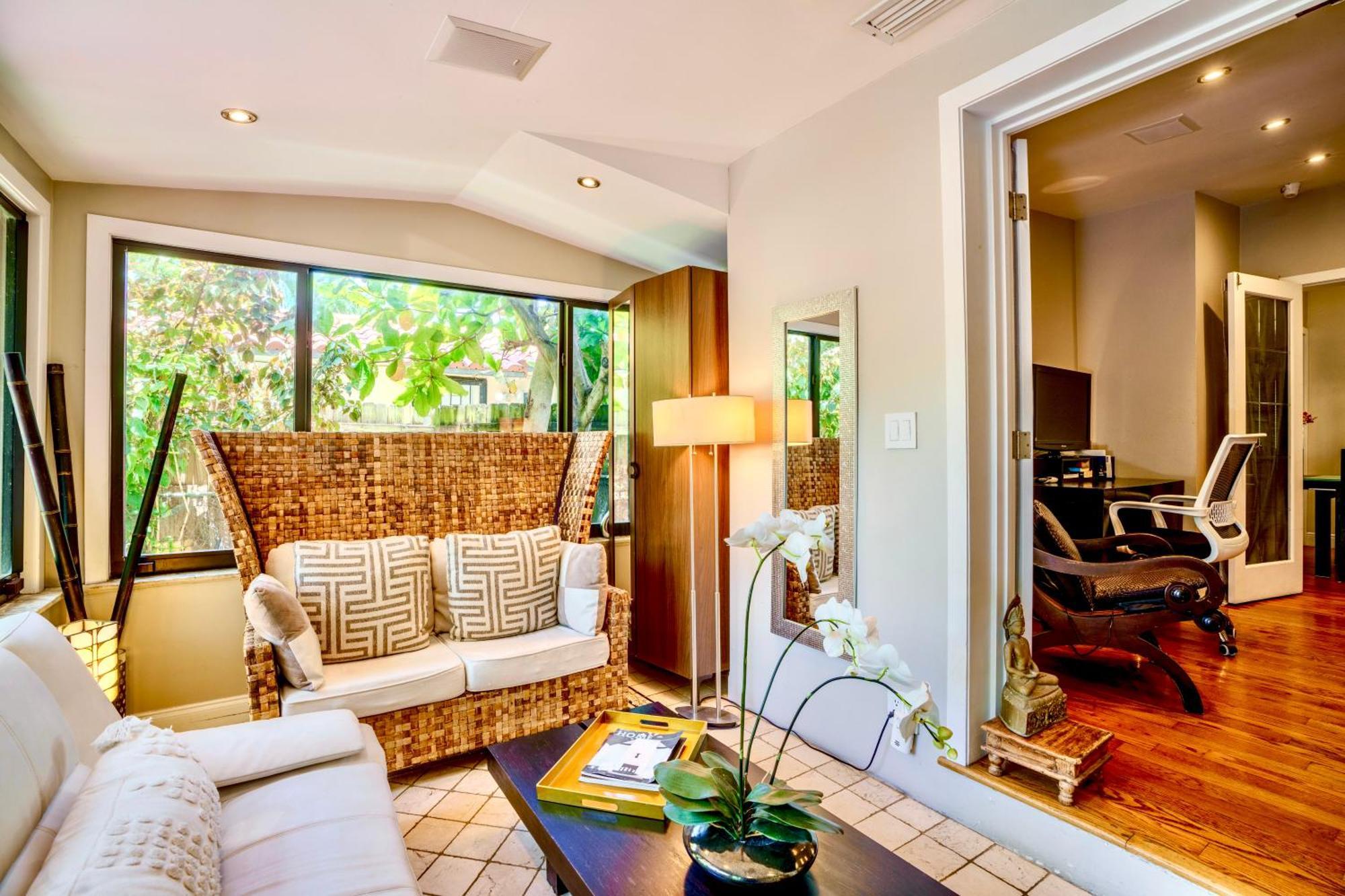Entire Private Beautiful 2 Bedroom Den House With Gated Front&back Yard And Free Parking 10min Drive To Hébergement de vacances