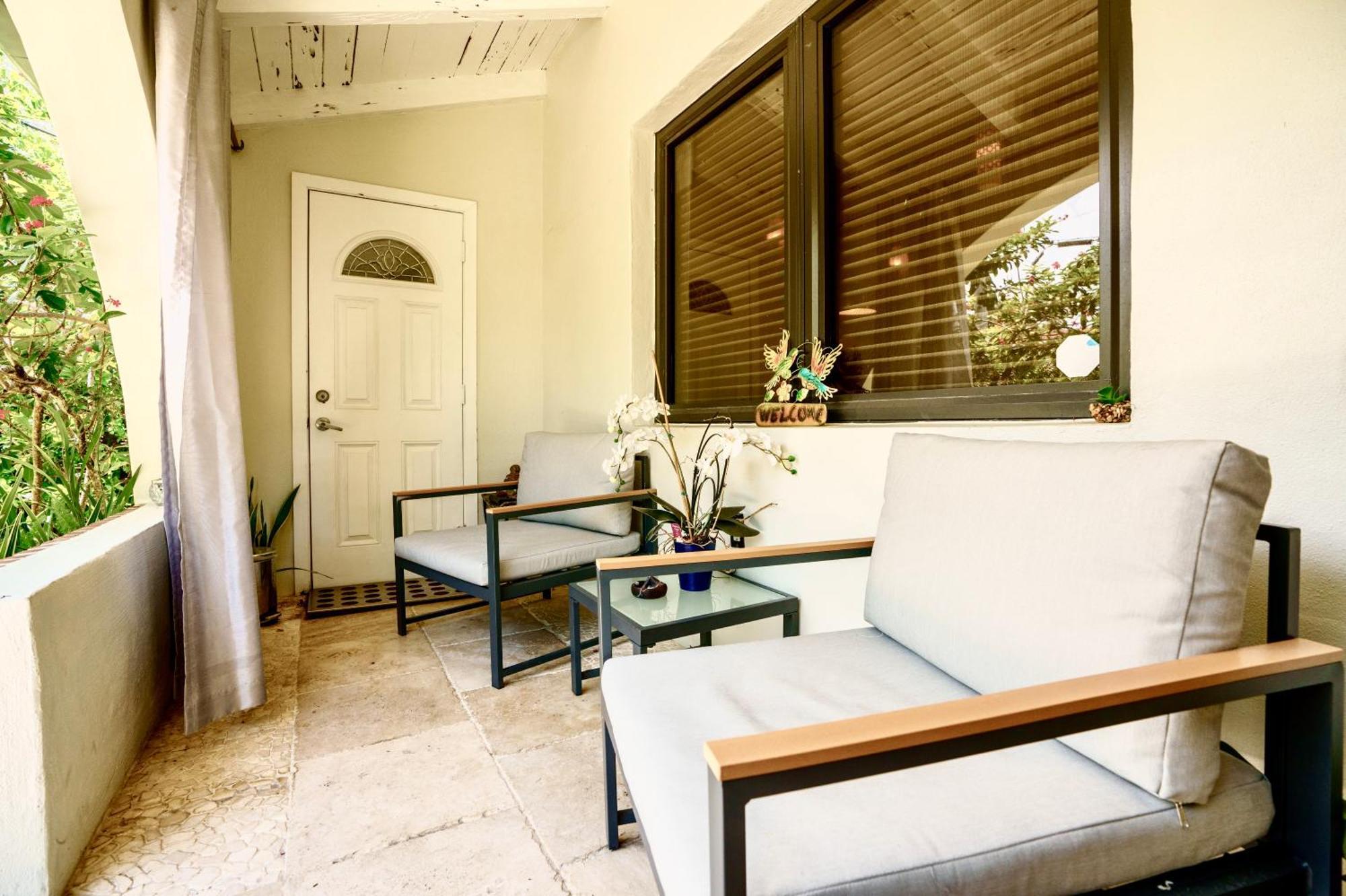 Entire Private Beautiful 2 Bedroom Den House With Gated Front&back Yard And Free Parking 10min Drive To * Miami