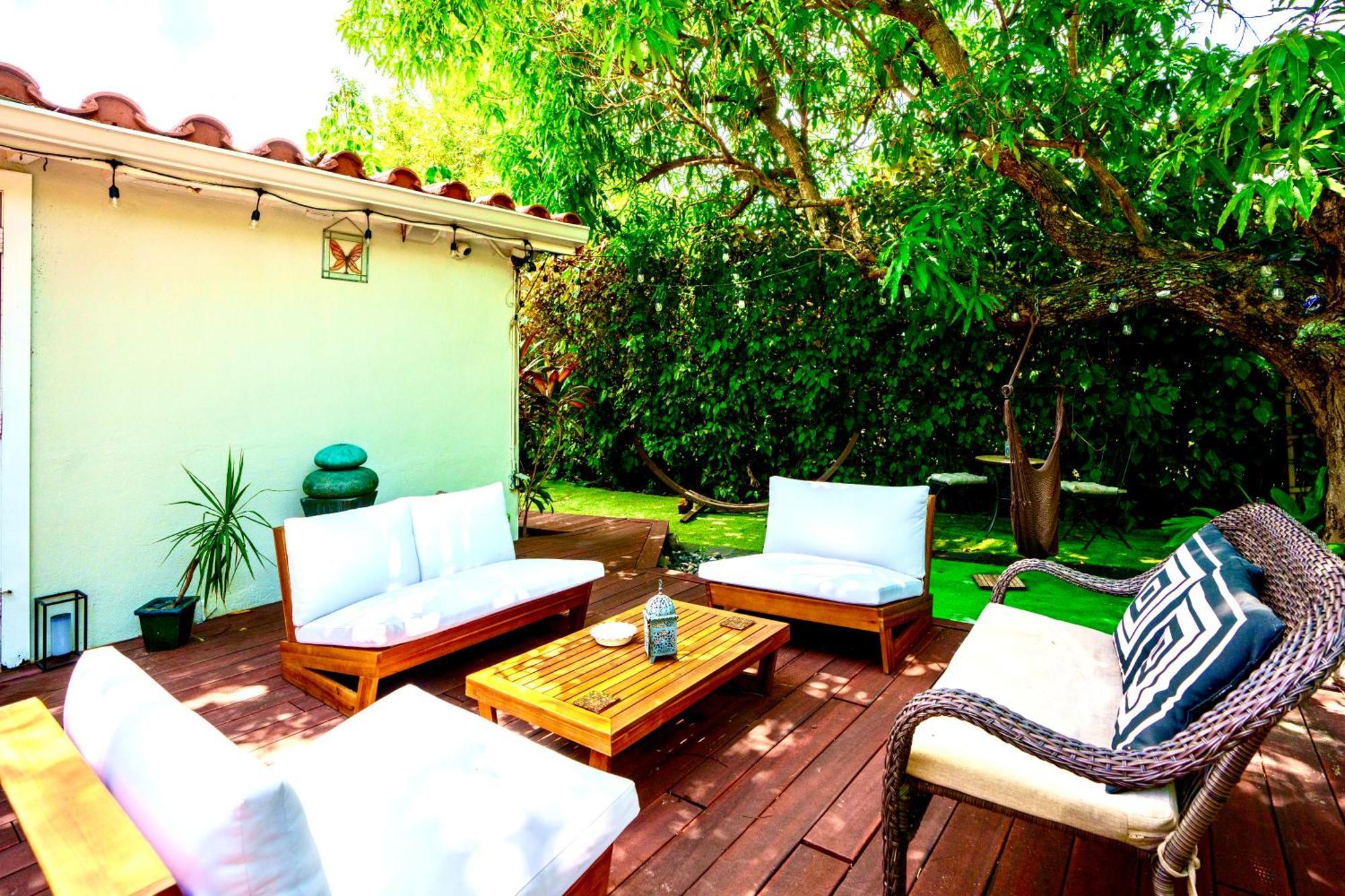 Entire Private Beautiful 2 Bedroom Den House With Gated Front&back Yard And Free Parking 10min Drive To Hébergement de vacances
