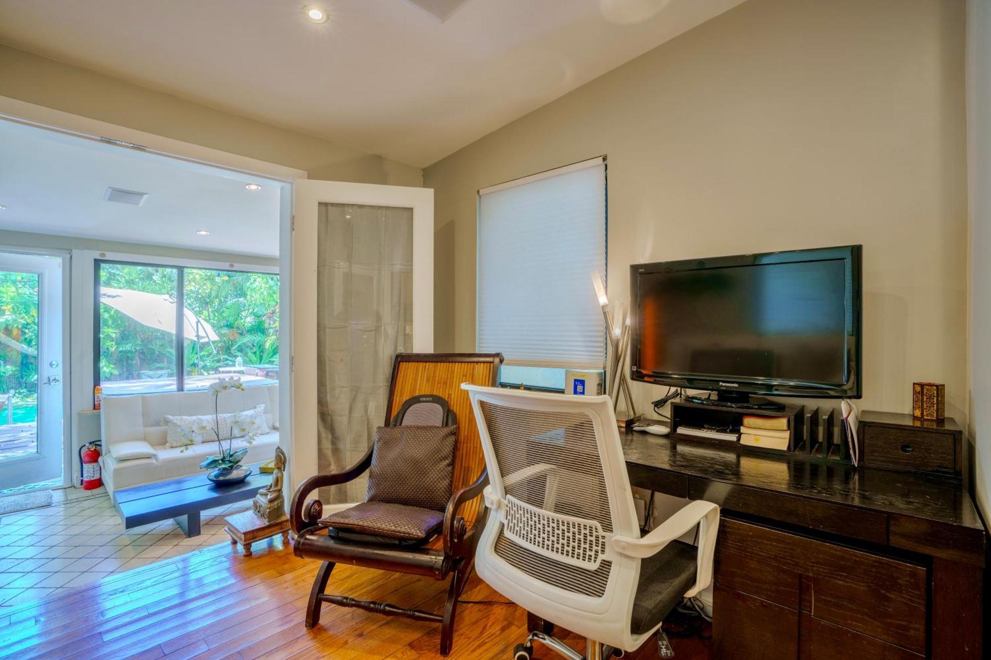 Hébergement de vacances Entire Private Beautiful 2 Bedroom Den House With Gated Front&back Yard And Free Parking 10min Drive To *