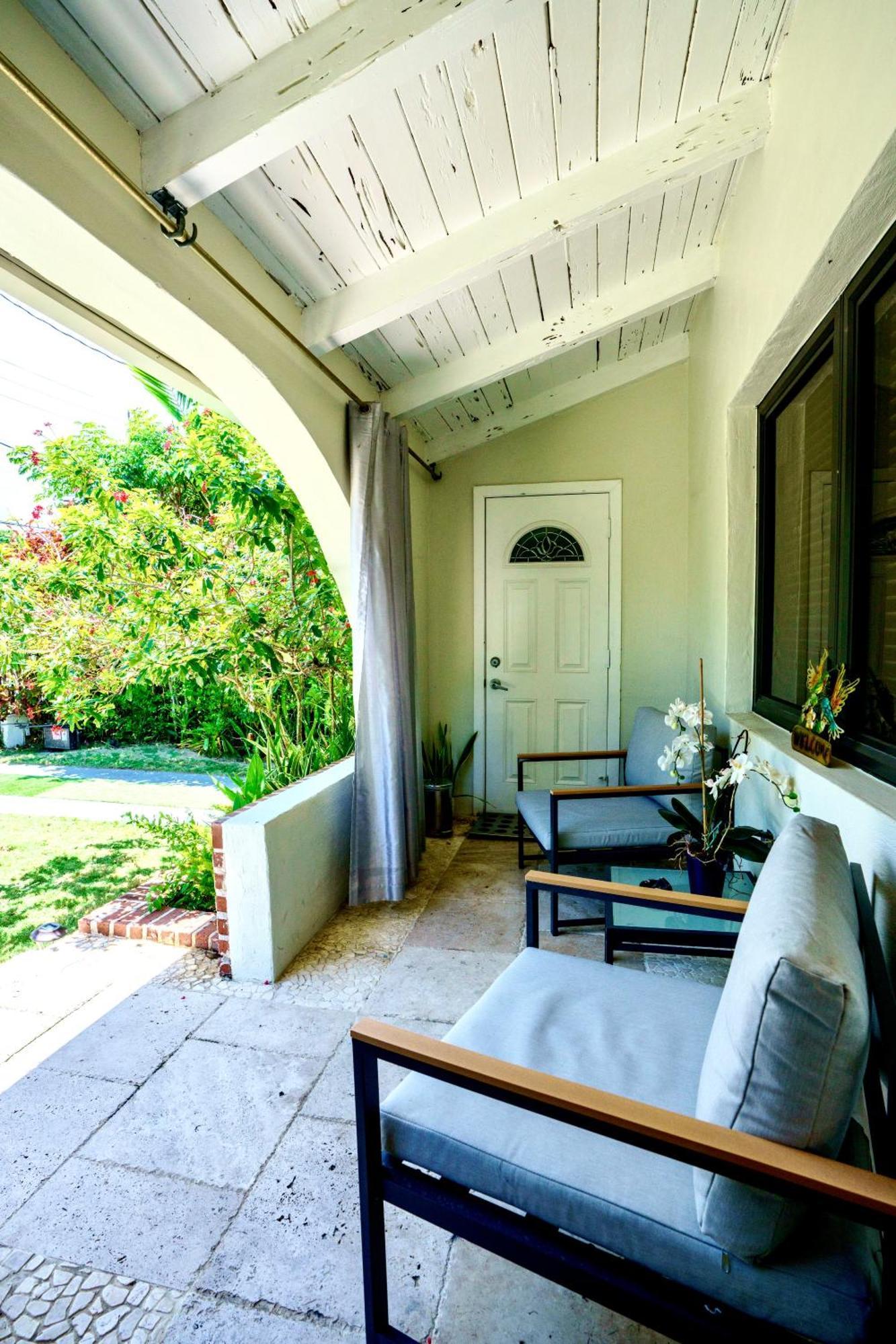 Entire Private Beautiful 2 Bedroom Den House With Gated Front&back Yard And Free Parking 10min Drive To Hébergement de vacances