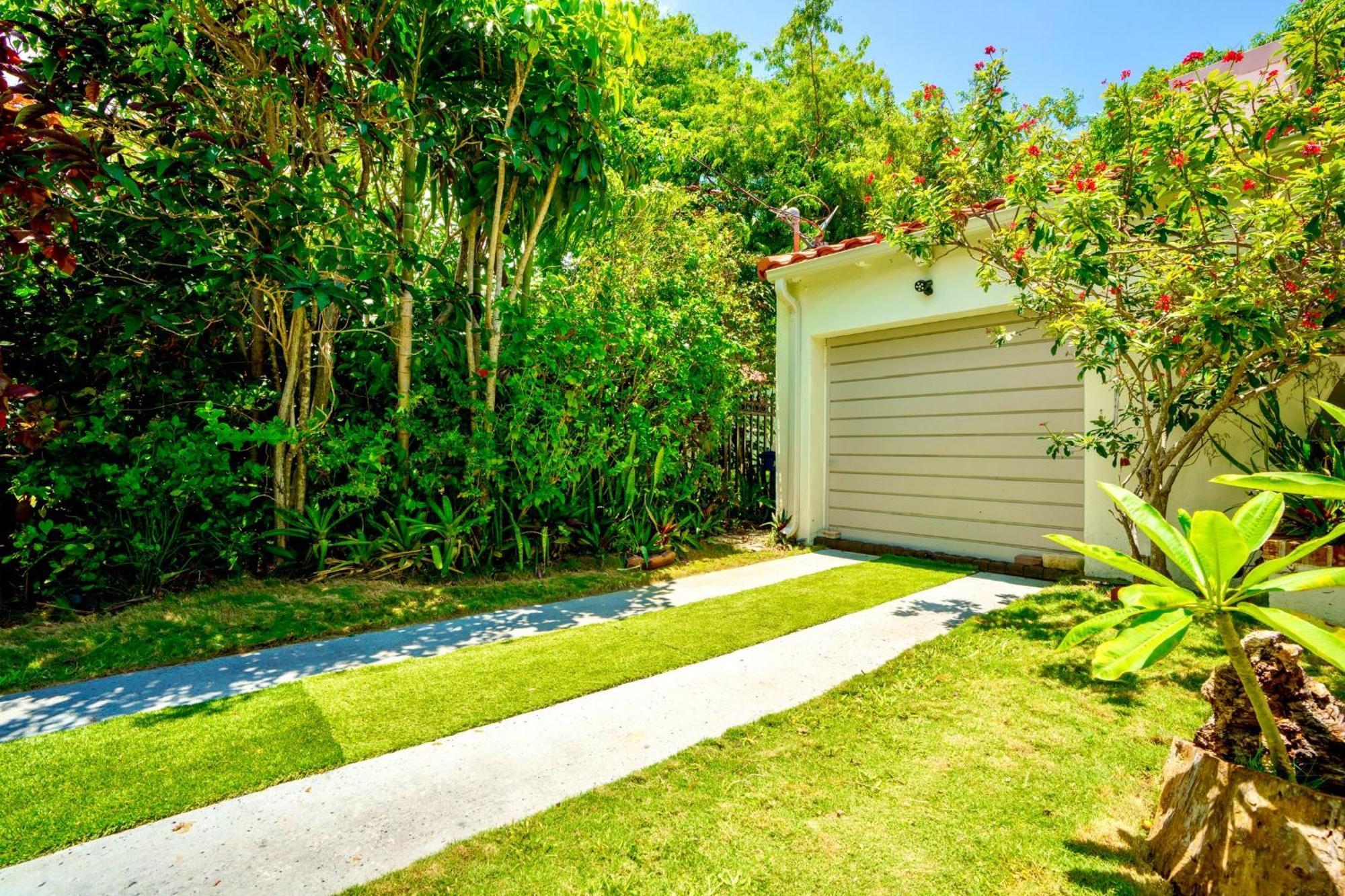 Entire Private Beautiful 2 Bedroom Den House With Gated Front&back Yard And Free Parking 10min Drive To Hébergement de vacances *